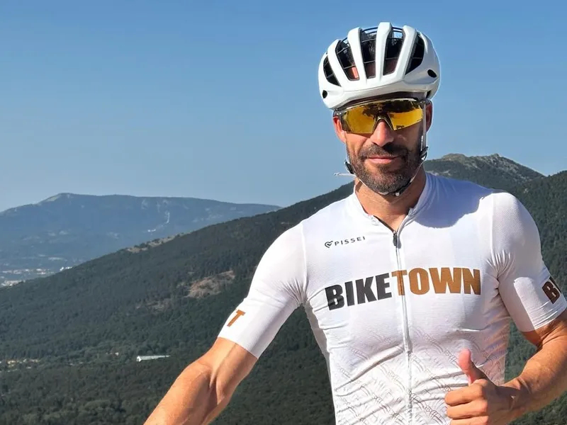 Luis Martín Boal con su bici de montaña en la sierra